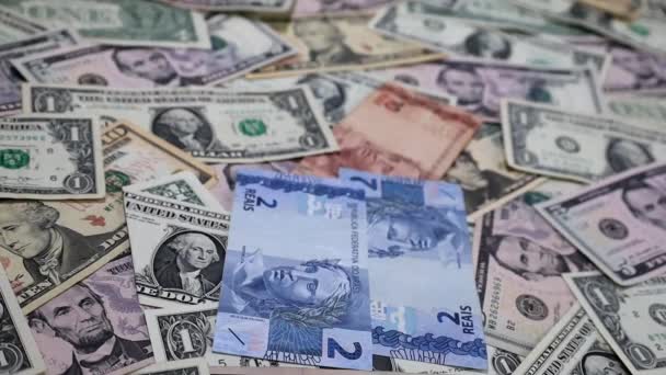 Billetes Brasileños Cayendo Billetes Dólar Americanos — Vídeo de stock