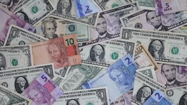 Στοίβα Βραζιλιάνικα Τραπεζογραμμάτια Και Αμερικανικά Δολάρια Διαφόρων Ονομαστικών Αξιών — Αρχείο Βίντεο