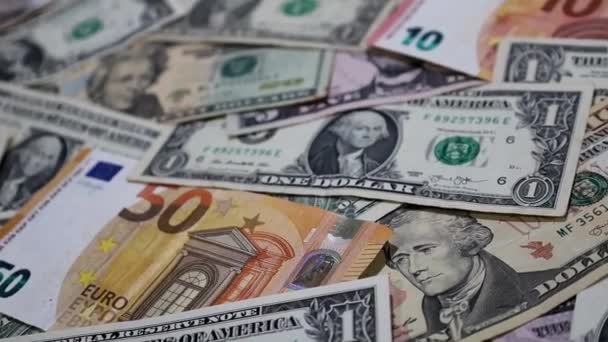 Staplade Europeiska Sedlar Och Amerikanska Dollarsedlar Olika Valörer — Stockvideo