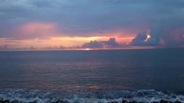 Yaz mevsiminde gün batımında Puerto Vallarta 'da deniz manzarası