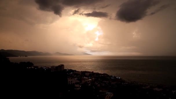 Uitzicht Vanaf Een Zeegezicht Puerto Vallarta Tijdens Zonsondergang Het Zomerseizoen — Stockvideo
