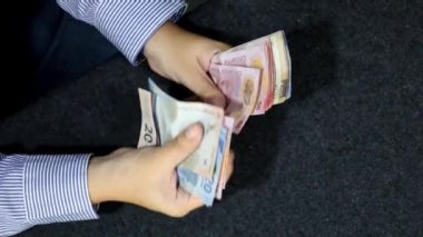 Meksika banknotlarını sayan bir kadının elleri, yukarıdan bakıldığında...