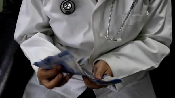Руки Женщины Белом Халате Стетоскопе Считающей Мексиканские Купюры — стоковое видео