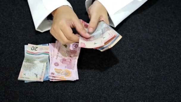 Ręce Kobiety Białym Płaszczu Układającej Meksykańskie Banknoty Różnych Nominałach — Wideo stockowe