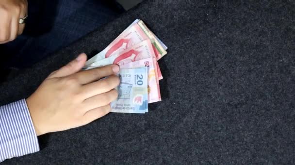Manos Una Mujer Mostrando Billetes Mexicanos Diferentes Denominaciones Forma Abanico — Vídeos de Stock