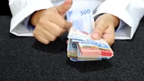 Beyaz Önlüklü Bir Kadının Elleri Meksika Banknotlarını Sayıyor — Stok video