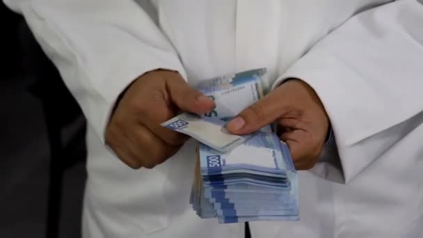 Руки Женщины Белом Халате Считающей Мексиканские Банкноты — стоковое видео