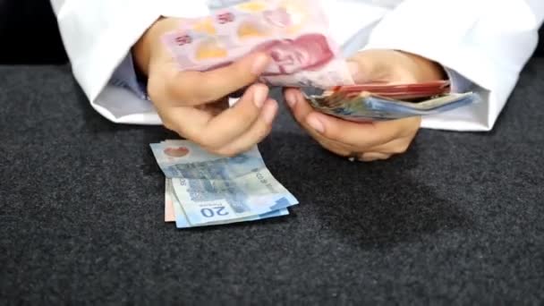 Руки Женщины Белом Халате Считающей Мексиканские Банкноты — стоковое видео