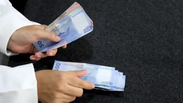 Egy Keze Aki Különböző Címletű Mexikói Bankjegyeket Számol — Stock videók
