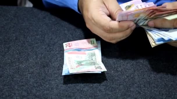 Egy Fehér Kabátos Keze Aki Mexikói Bankjegyeket Számol — Stock videók