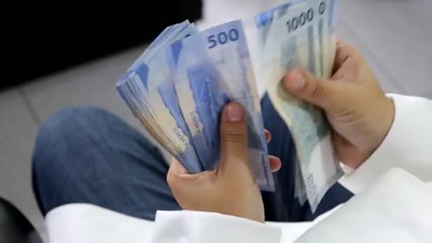 Manos Una Mujer Con Una Bata Blanca Contando Billetes Mexicanos — Vídeo de stock