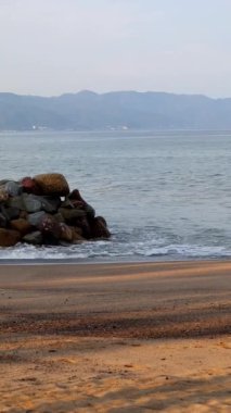 Puerto Vallarta, Meksika 'da plajda kayalıkları olan tropik bir manzara.