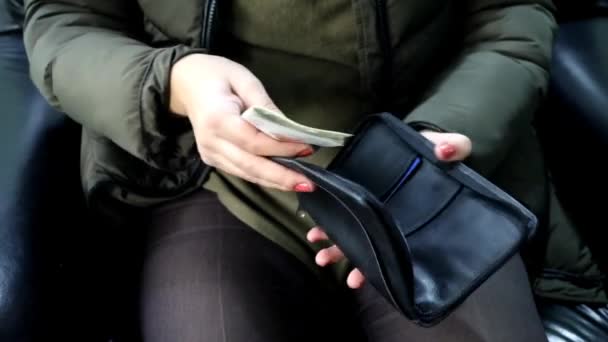 Les Mains Une Femme Tenant Comptant Des Billets Livres Sterling — Video