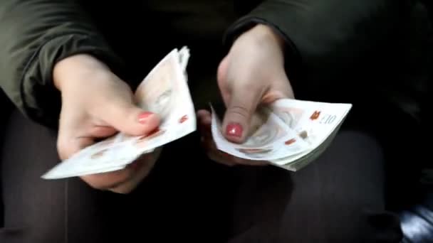 Ręce Kobiety Trzymającej Liczącej Banknoty Szterlingowe — Wideo stockowe