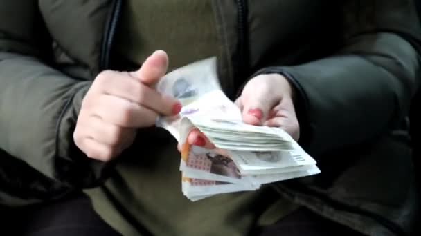 Handen Van Een Vrouw Die Sterling Bankbiljetten Aanhoudt Telt — Stockvideo