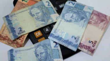 Brezilya banknotları farklı değerler bir hesap makinesine düşüyor