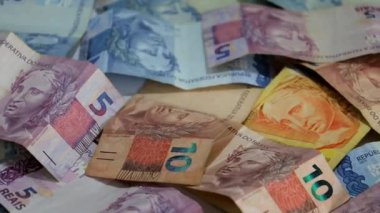 yığılmış Brezilya gerçek banknotları farklı değerler