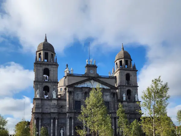 Toluca 'nın orta kesimindeki bir Katolik kilisesinin dış görünüşü