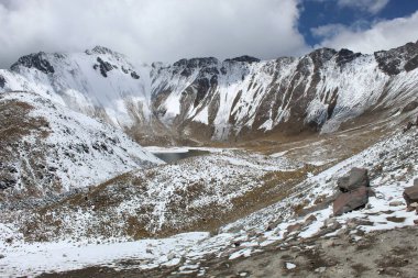 Nevado de Toluca volkan bölgesinde kış mevsiminde karlı dağ manzarası