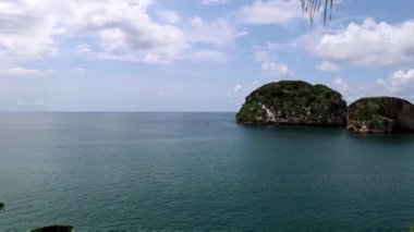Büyük kayaların oluşturduğu adalarla deniz manzarası