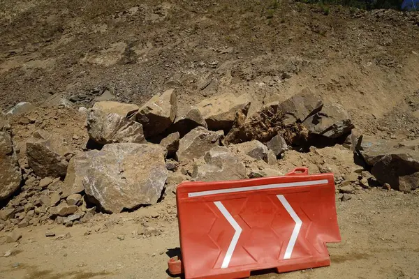 Meksika 'daki bir yolda heyelan nedeniyle onarım ve onarım çalışmaları