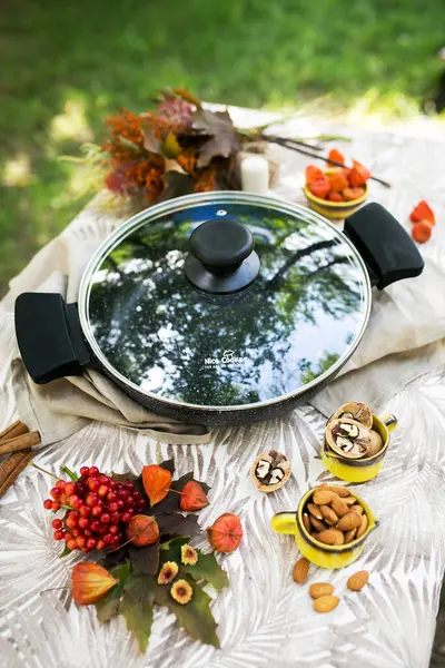 Sonbahar parkında sonbahar masası.