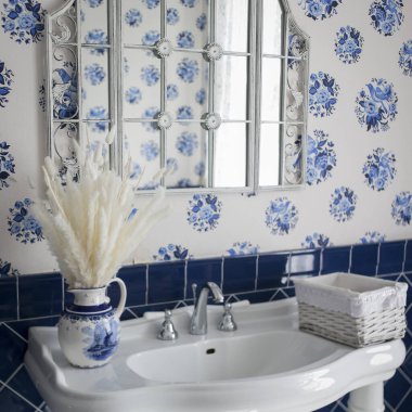 Modern lüks evde mavi fayanslı banyo lavabosu