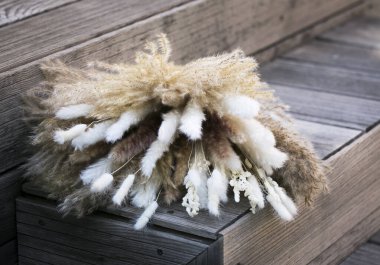 Masadaki tüylü, beyaz ve sarı tüylü yünün yakın plan fotoğrafı.