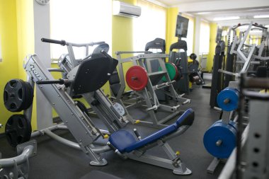 Spor salonunda spor aletleri ve ekipmanlar