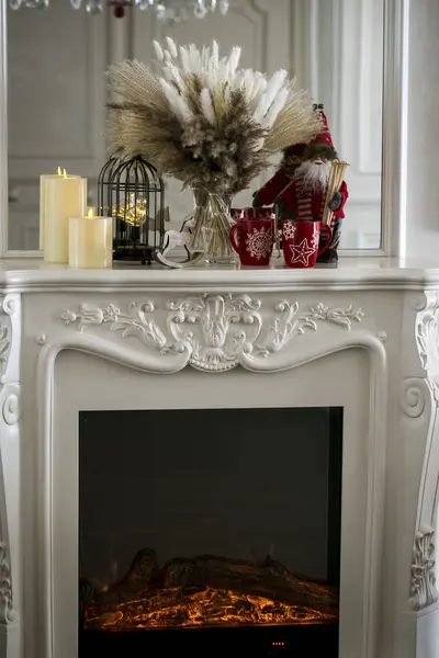 Şömine ve yanan mumlar.