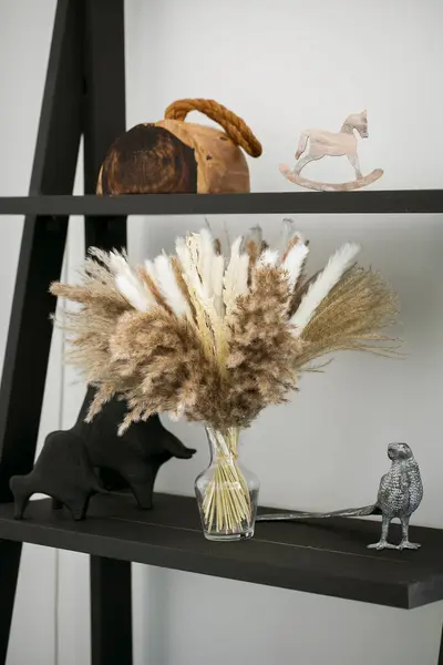 Şömineli oturma odasının içi çok güzel.