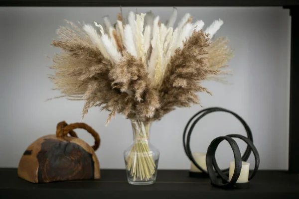 Cam vazo içinde sunulan dekoratif çiçek