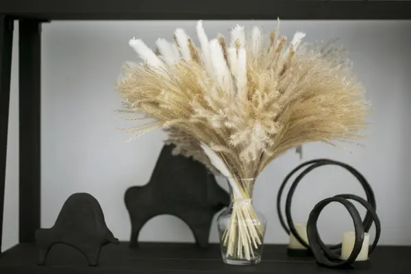 Koyu arkaplanda vazoda beyaz çiçeklerle dolu güzel bir buket.