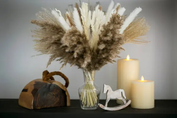 Güzel bir buket beyaz çiçek ve bir mum