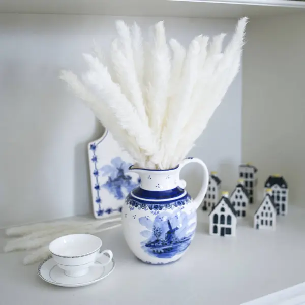 Masada beyaz ve mavi tüylü beyaz ve mavi seramik vazo