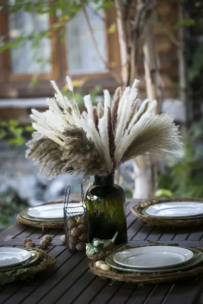 Çiçekli güzel bir masa.