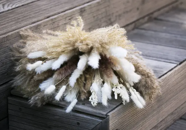 Masadaki tüylü, beyaz ve sarı tüylü yünün yakın plan fotoğrafı.