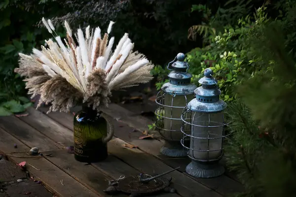 Parktaki eski metal süpürge.