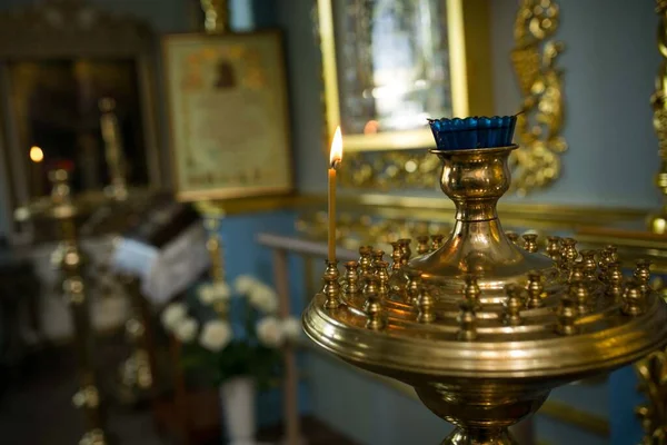 Ortodoks Kilisesi yanan bir mumla.