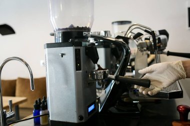 Kafede kahve yapan barista.