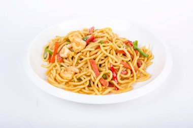 Beyaz arka planda Tayland yemeği kızartılmış şehriye