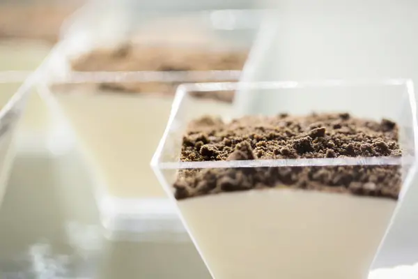 Çikolata ve kakaoya yakın.