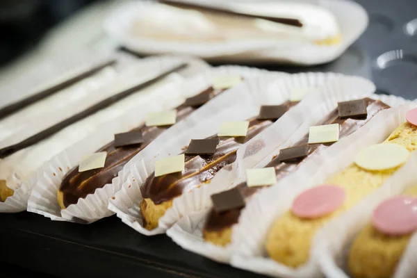 Çikolatalı ve vanilyalı dondurma.