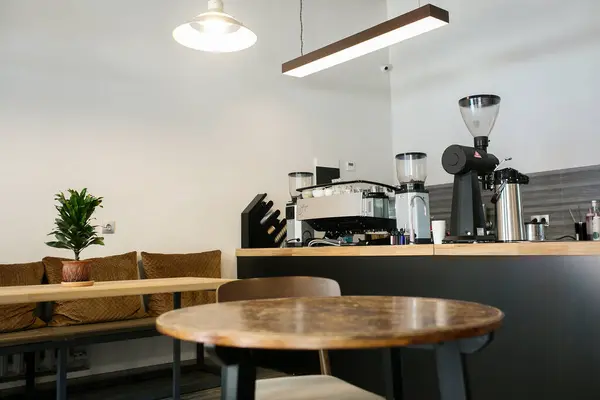 Kafede modern bir iç mekan.