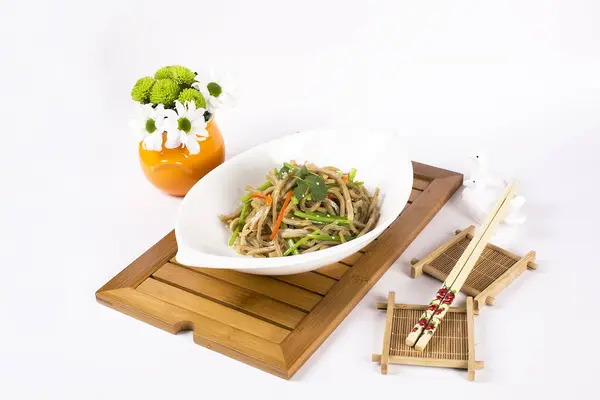 Tavuk ve sebzeli Tayland eriştesi çorbası