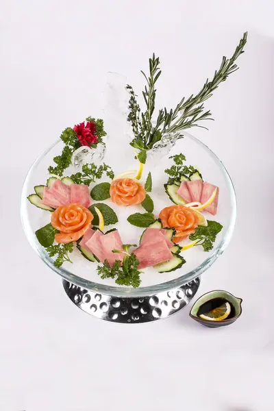 Somon ve sebzeli taze salata.