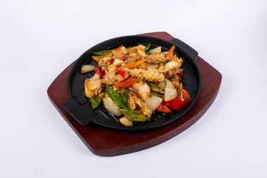 Sebzeli ve baharatlı kızarmış tavuk.