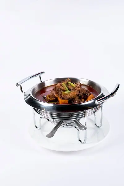 Beyaz arka planda Çin tarzı yemek