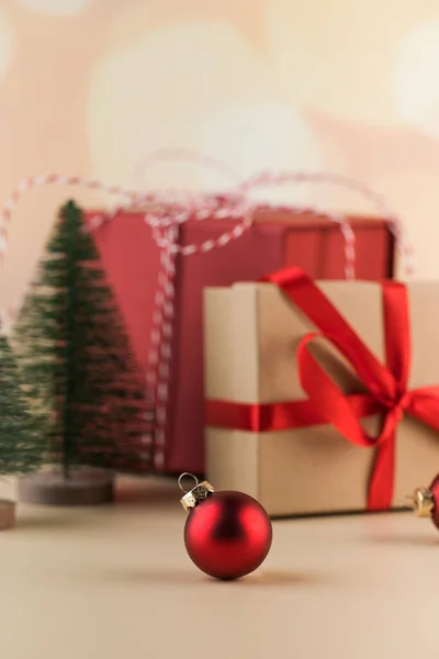 Juguete Árbol Navidad Fondo Cajas Regalo Con Bokeh Tarjeta Año —  Fotos de Stock