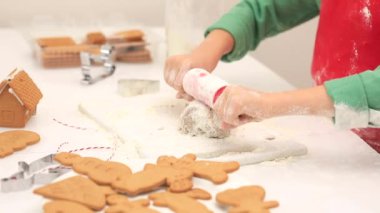 Bir çocuk mutfakta yeni yıl kurabiyeleri yapar. Yeni yıl tatili.